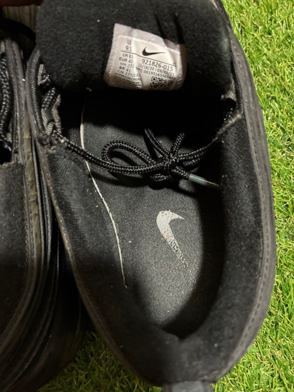 Nike Men's Black Sneakers with Subtle Metallic Swoosh - Picture 6 of 7